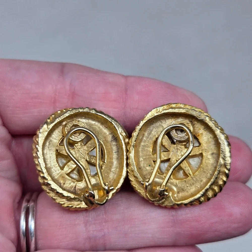 Vintage Gold Tone Mabe Pearl Rope Border‎ Clip On Earrings Round Button 1 Inch